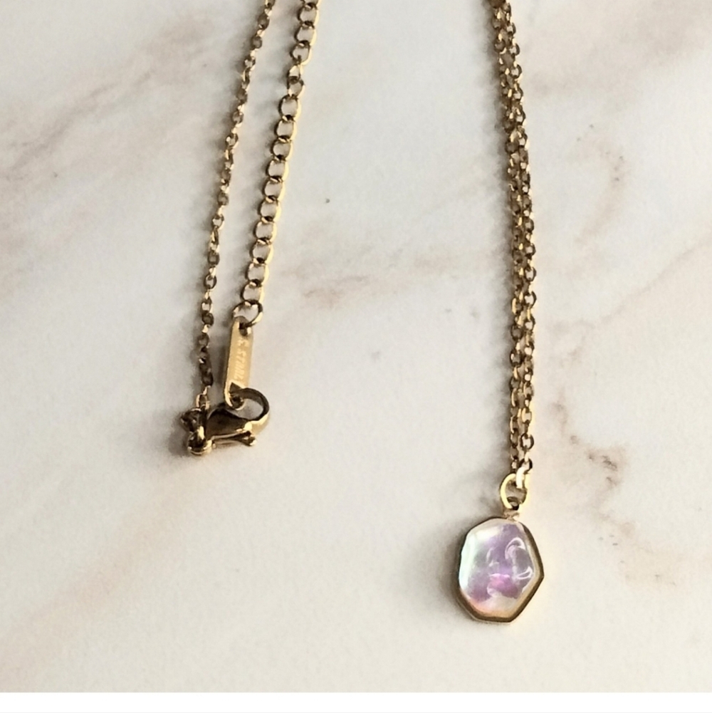 Elegant Gold Pendant Necklace